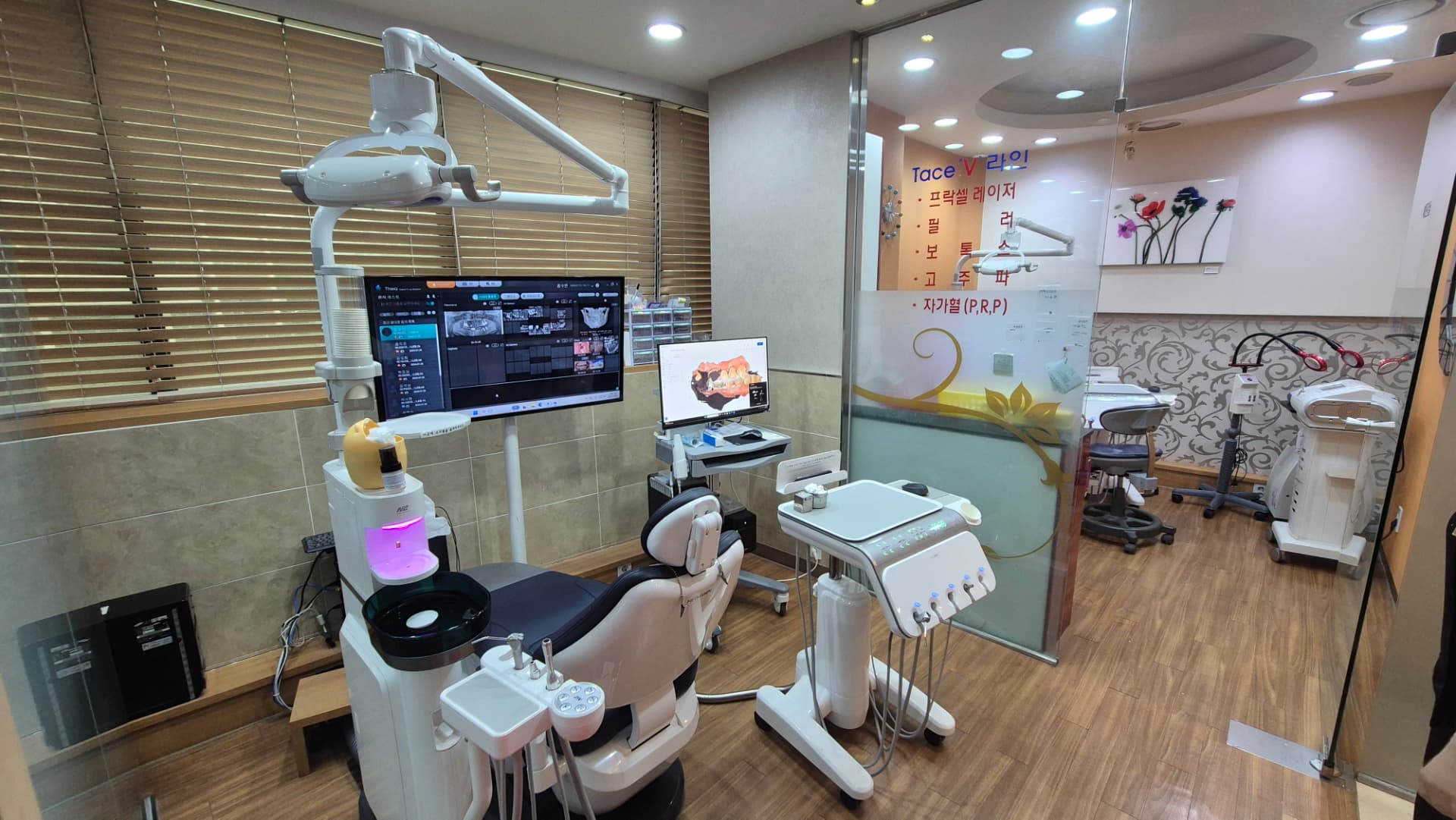 디지털 진단 모니터를 갖춘 임플란트 전용 진료실