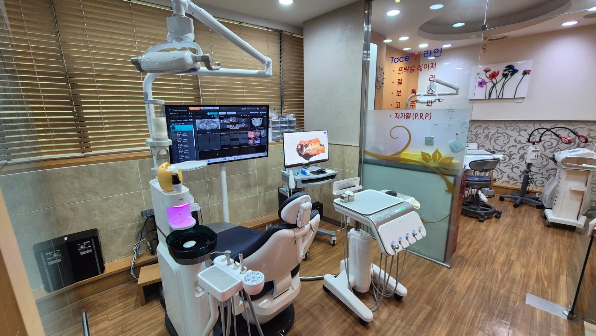 구강스캐너 3D 분석 화면이 있는 진료실